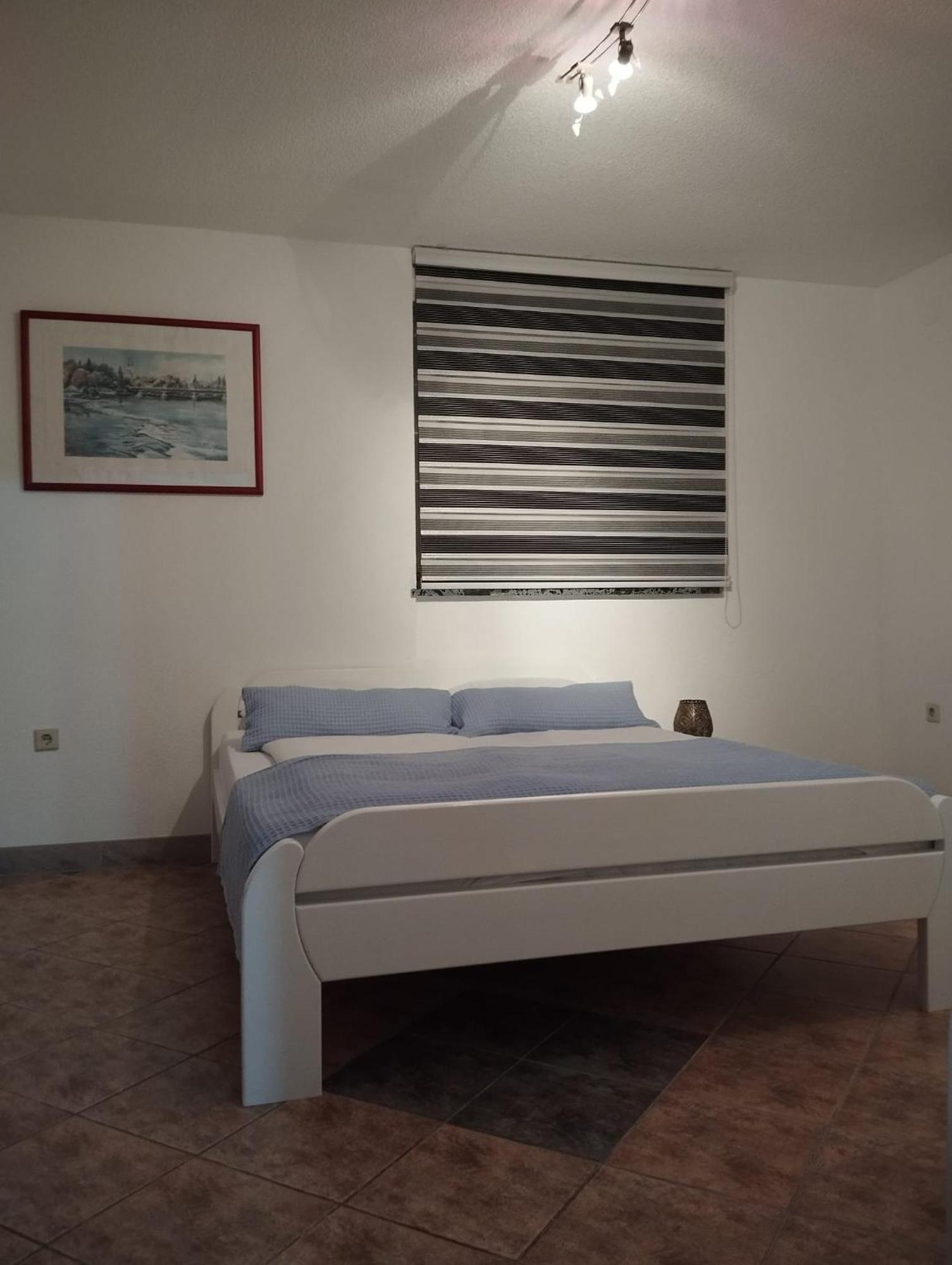Spavaća soba s jednim većim krevetom.